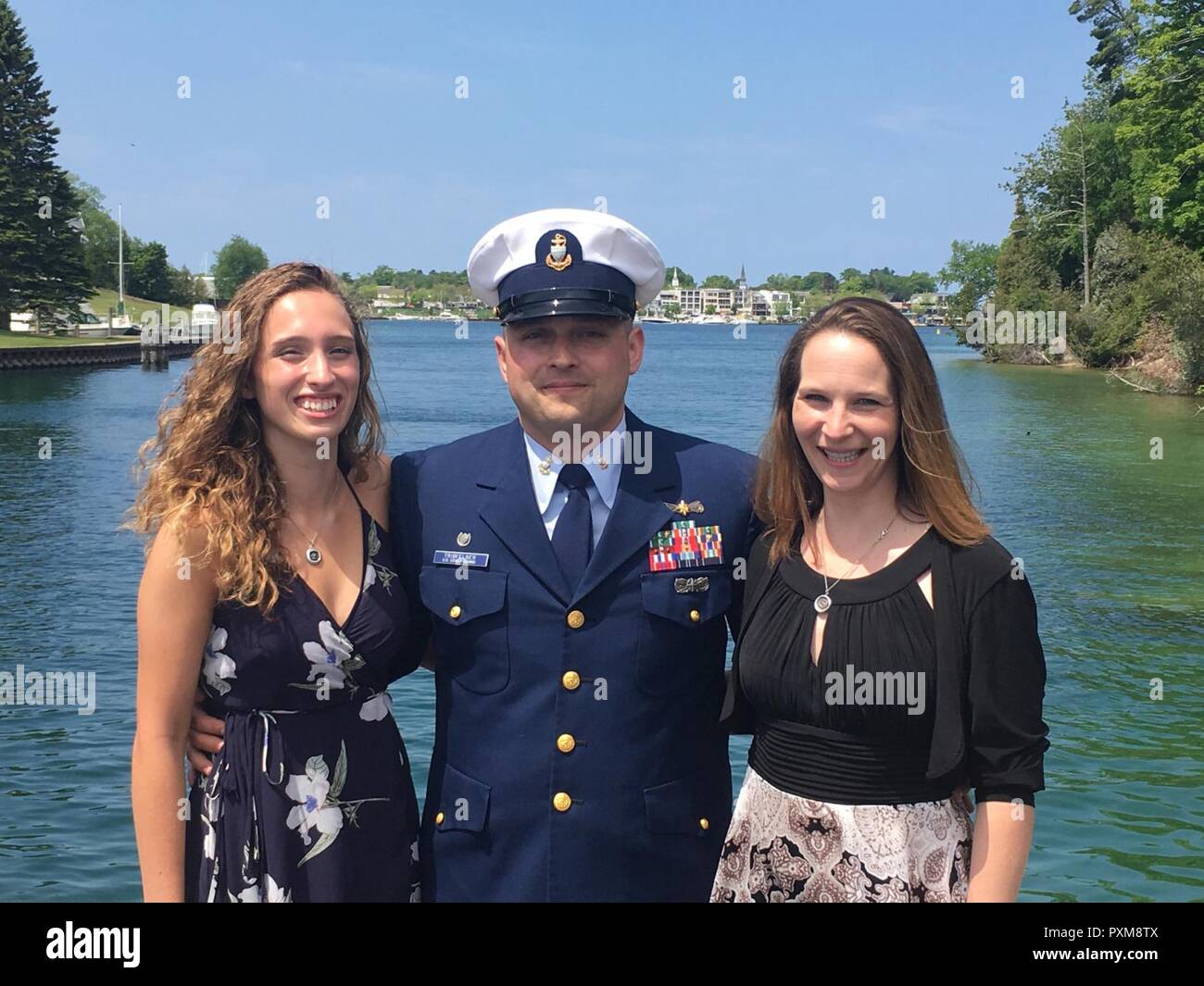 Le premier maître de John L. Tribfelner pose avec sa femme et sa fille après sa retraite cérémonie tenue à la station de la Garde côtière des États-Unis, Charlevoix Québec, le 9 juin 2017. Tribfelner pris sa retraite après 22 années de service. Banque D'Images