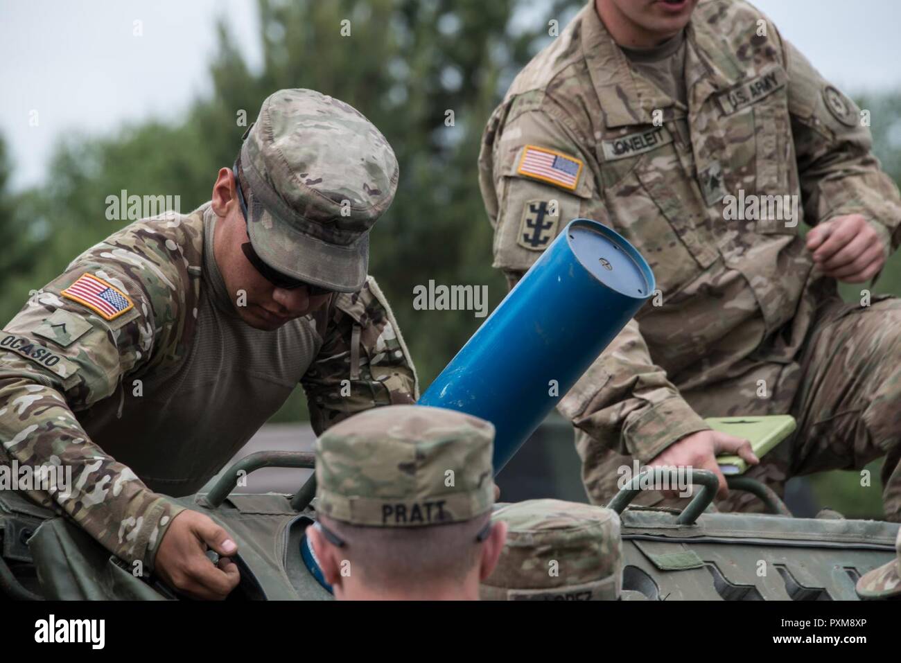 Pologne Groupe de combat des soldats américains conduite violation mécanique près de la formation Bemowo Piskie Secteur d'entraînement pendant la grève de sabre 17 Juin 9. Grève 17 Sabre de l'armée américaine est une force multinationale de l'Europe exercer des forces combinées menée chaque année pour renforcer l'alliance de l'OTAN dans la région de la Baltique et de la Pologne. L'exercice de cette année comprend et intégré de formation axés sur la dissuasion synchronisé conçu pour améliorer l'interopérabilité et à l'état de préparation des forces militaires des Nations Unies participantes 20. Banque D'Images