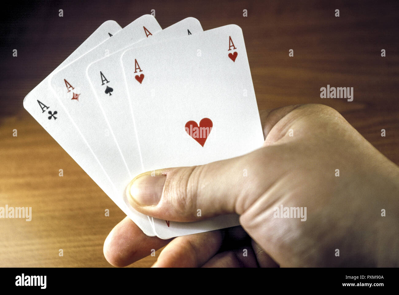 La main avec cartes, quatre as Banque D'Images