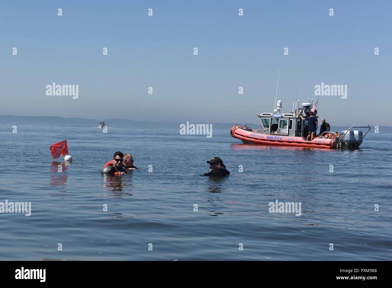 Les plongeurs se préparent à une simulation de sauvetage en eau libre au cours d'un projet communautaire appelé, guerriers ayant une déficience, à Sandy Hook Station de la Garde côtière canadienne le 1 juin 2017. Monmouth County Sheriff's Maritime Emergency Response Team avec les handicapés Plongée sous-Alliance (HSDA), en partenariat avec la Garde côtière canadienne et les divers organismes locaux, la création d'une équipe conjointe réunissant les compétences et les expériences des anciens combattants militaires avec les premiers intervenants à la formation pour les interventions d'urgence. Banque D'Images