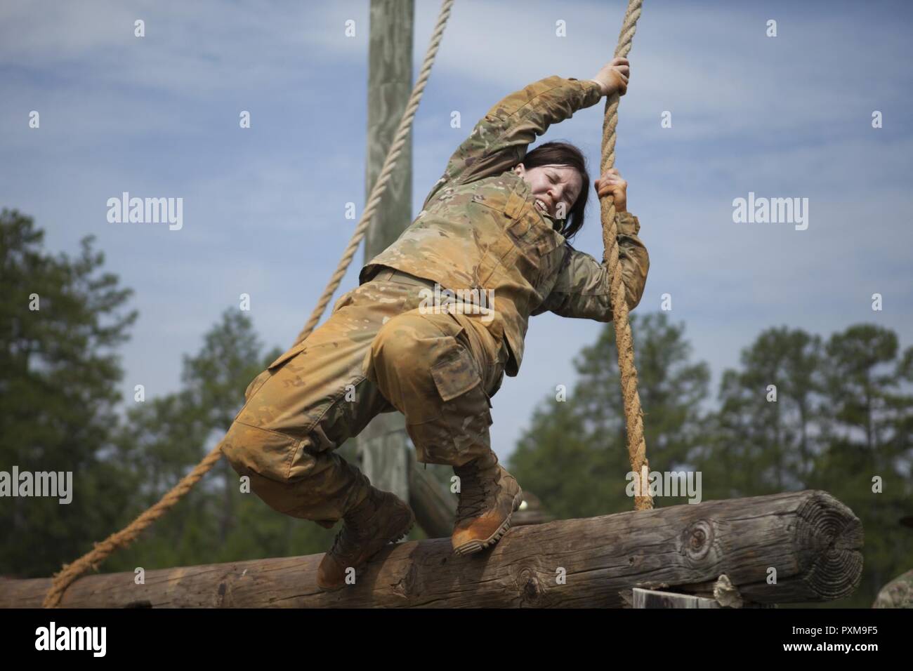 Le s.. DiOssi Marcy, un équipage de pont-instructeur avec le 80e commandement de l'instruction de l'armée (le système scolaire), balançoires sur une poutre en bois dans le cadre de la réserve de l'armée américaine 2017 Concours meilleur guerrier, Fort Bragg, N.C., 13 juin 2017. Les concurrents doivent essayer de terminer le plus d'obstacles qu'ils le peuvent, aussi vite qu'ils le peuvent. Le parcours n'est qu'un événement dans l'ensemble de la concurrence. Cette année, le meilleur guerrier La concurrence va déterminer le rang haut officier et soldat enrôlé junior qui représentera l'Armée dans le département de l'Armée Concours meilleur guerrier plus tard Banque D'Images