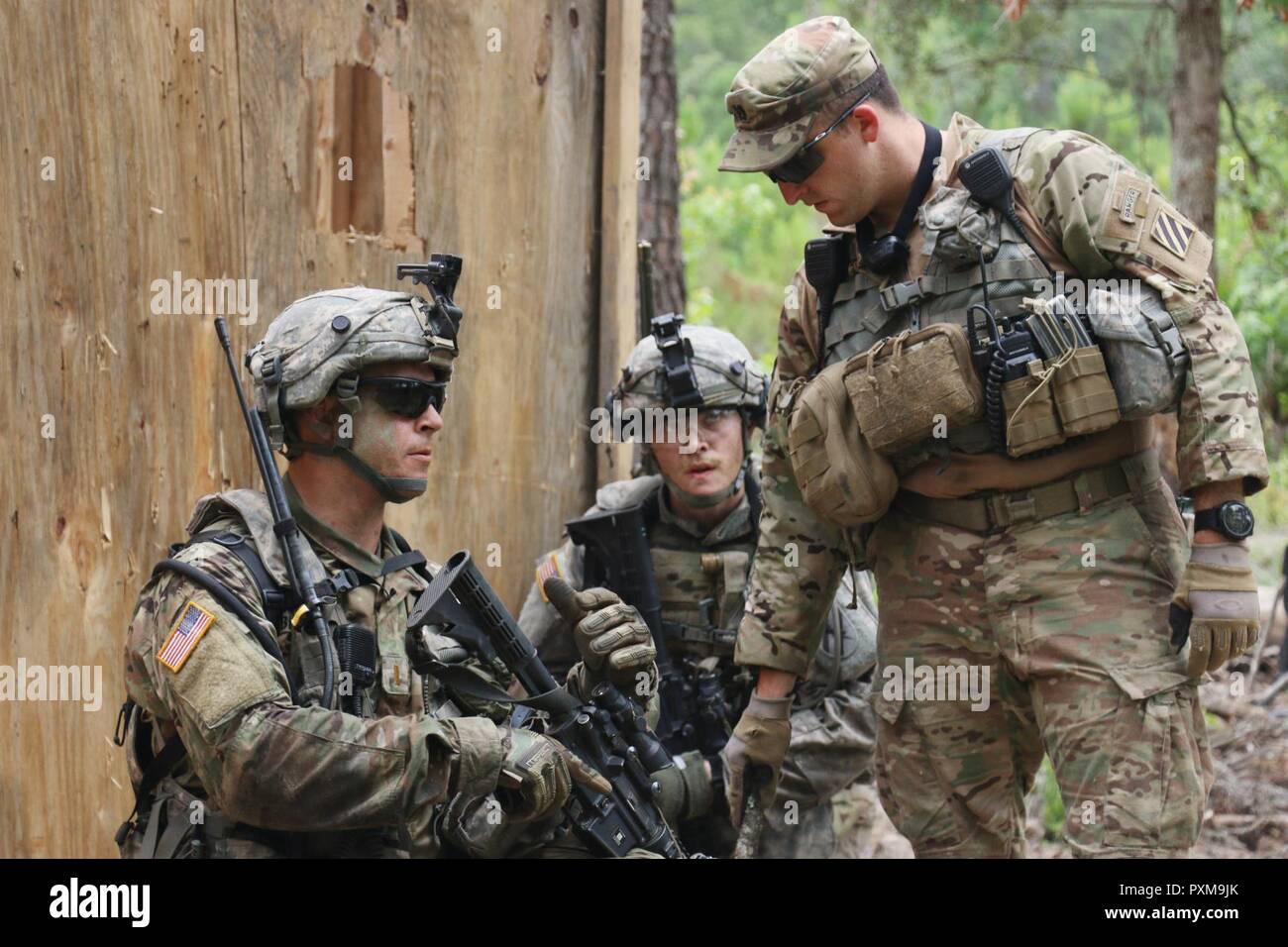 Un soldat avec 3e Bataillon, 7e Régiment d'infanterie, 2e Brigade Combat Team, 3ème Division d'infanterie fournit un contrôle d'observation/ support de formation (OC/T) à des soldats du 2e Bataillon, 121e Régiment d'infanterie, 48e Infantry Brigade Combat Team, 3e ID à un cours d'assaut urbain au cours de l'Entraînement au Combat exportables (Capacité) XCTC 17-04 rotation à Fort Stewart, 12 juin 2017. XCTC est un exercice qui prend en charge les unités de l'armée américaine associés Programme Pilote (AUPP) en apportant un service actif, Garde nationale et armée ensemble pour renforcer l'ensemble de l'armée. Banque D'Images