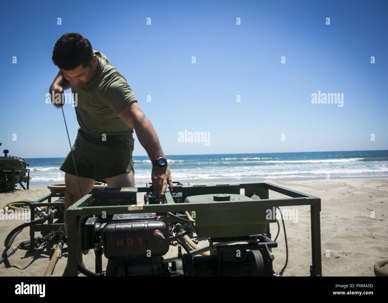 MARINE CORPS BASE CAMP PENDLETON, en Californie - Le Sgt. Edison Ramos, un spécialiste de la purification de l'eau avec 15e Marine Expeditionary Unit Logistique de l'élément de combat, commence une pompe à eau commence à utiliser l'eau de l'océan la purifier par le système de purification au cours de l'exercice de certification, le 9 juin 2017. CERTEX est la dernière d'une série d'exercices de formation, qui certifie la MEU capables d'un déploiement à l'appui de la flotte et les commandants de combat dans toute la gamme des opérations militaires. Banque D'Images