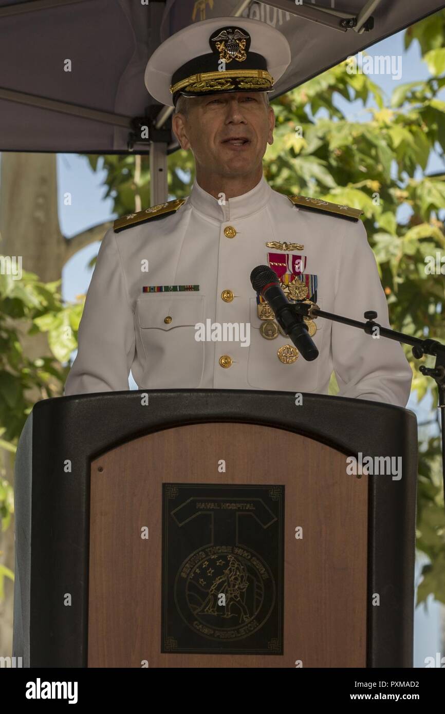 L'arrière de l'US Navy Adm. Paul Perigen, commandant de la Marine, à l'ouest de la médecine, s'adresse aux participants au cours d'une cérémonie de passation de commandement Naval Hospital Camp Pendleton À Camp Pendleton, Californie, le 14 juin 2017.Le Capitaine Frank Pearson soulagé Capt Lisa Mulligan à titre de commandant pendant la cérémonie. Banque D'Images