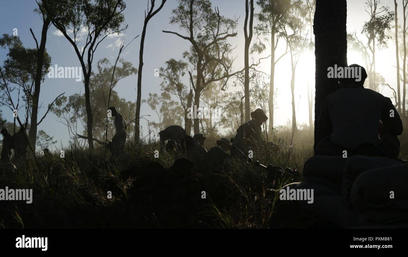 QUEENSLAND, Australie - Marines des États-Unis avec l'entreprise, 3e Bataillon, 4e Régiment de Marines, 1 Division de marines, la Force de rotation Maritime Darwin, préparer leur équipement après la mise en place de la lutte contre les trous, June 4th, 2017. Marines avec 3e Bn., 4ème Marines, vient de terminer l'exercice Brolga grève en préparation pour Talisman Saber. Marines formés avec les Forces de défense de l'Australie pendant les deux semaines de la certification de la brigade de l'exercice. Banque D'Images