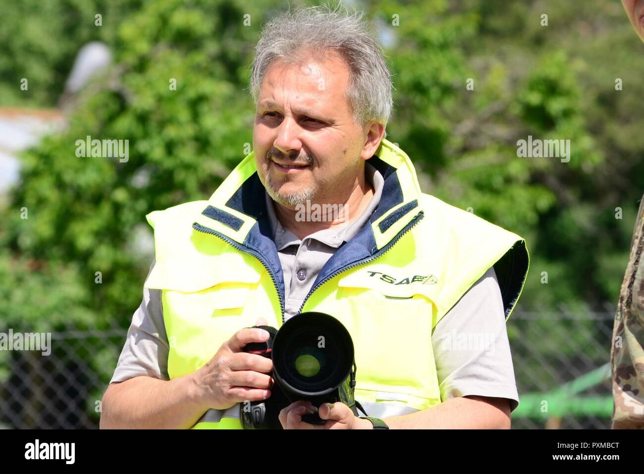 Georgios Moumoulidis, membre de l'équipe de support de formation, documents Orzysz la formation de groupe de combat près de la Pologne Bemowo Piskie Secteur d'entraînement pendant la grève de sabre 17 Juin 14, 2017. Grève 17 Sabre de l'armée américaine est une force multinationale de l'Europe exercer des forces combinées menée chaque année pour renforcer l'alliance de l'OTAN dans la région de la Baltique et de la Pologne. L'exercice de cette année comprend et intégré de formation axés sur la dissuasion synchronisé conçu pour améliorer l'interopérabilité et à l'état de préparation des forces militaires des Nations Unies participantes 20. Banque D'Images