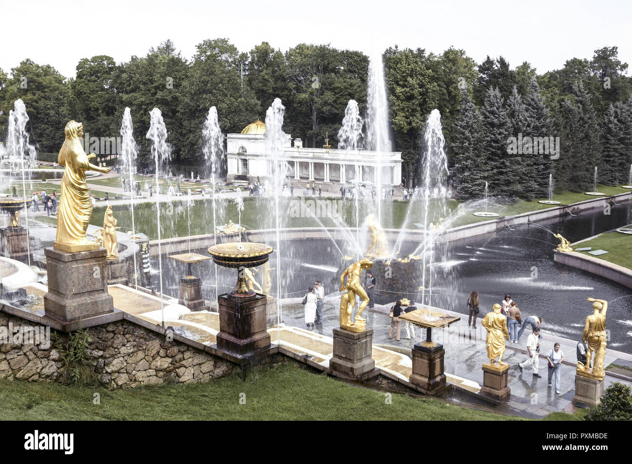 Russie Saint-Pétersbourg Peterhof Petrodworez Sommer Palast Palaeste Summer Palace Grosse Kaskade Grande Cascade Wasserspiele Park Brunnen Kanal Quelle Banque D'Images