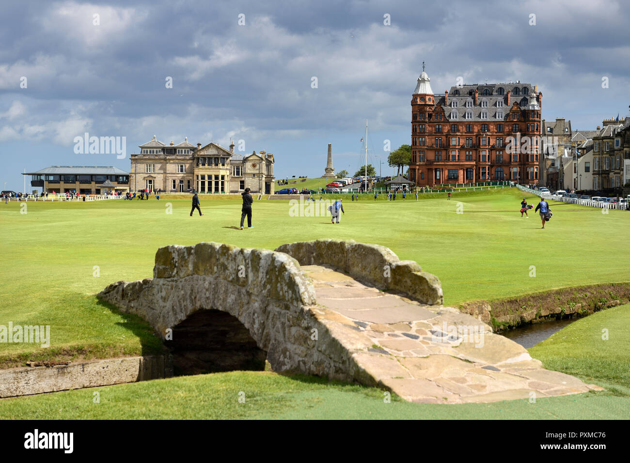 Le Royal and Ancient Golf Club of St Andrews clubhouse sur le 18e trou du Old Course de St Andrews Links golf à Swilken Brdige Scotland UK Banque D'Images