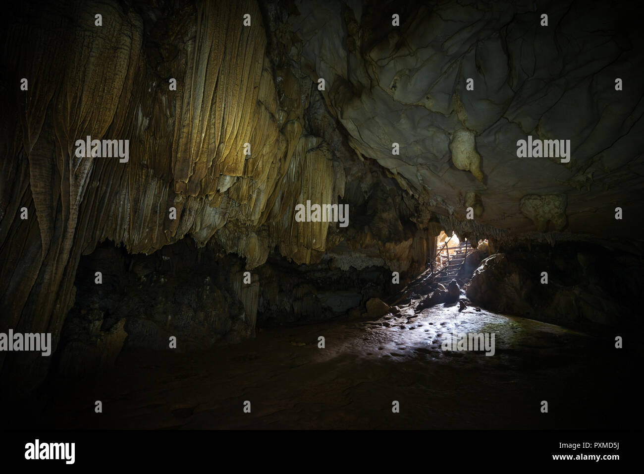 Stalactites, stalagmites et de la bouche à l'obscurité Tham Loup grotte près de Vang Vieng, province de Vientiane, Laos. Banque D'Images