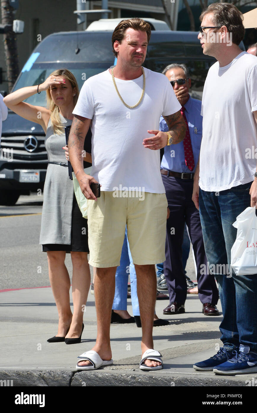 Sean Stewart dans Beverly Hills portant un t-shirt blanc et une chaîne en  or ainsi qu'une montre Rolex en or et Nike sandales alors que dans de  grands esprits. Avec : Sean