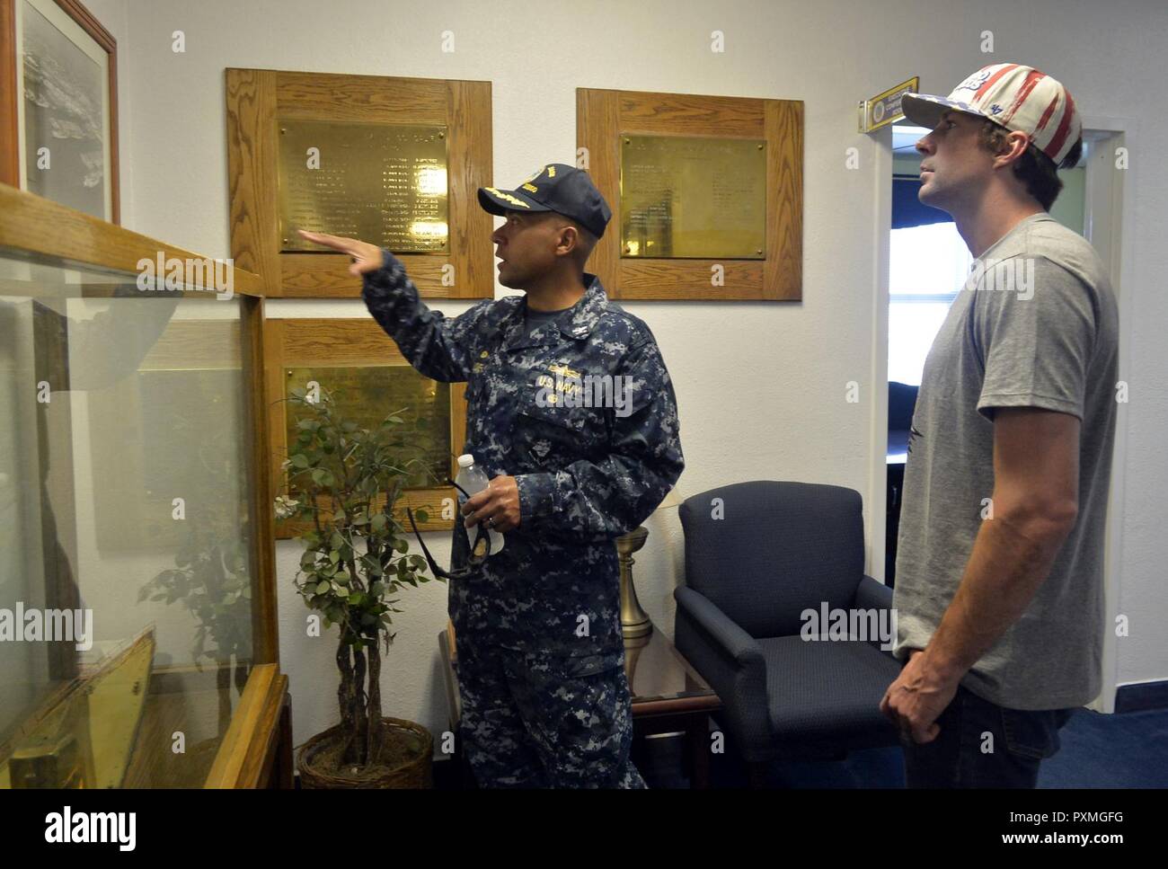 SAN DIEGO (15 juin 2017) San Diego Naval Base (NBSD) Commandant Le capitaine Roy Love parle de l'histoire de l'or olympique et à NBSD professional motorsports concurrent Travis Pastrana. Pastrana a également visité le centre d'échange de la Marine de San Diego Naval Base de se rencontrer et de signer des autographes pour les militaires et leurs familles. Banque D'Images