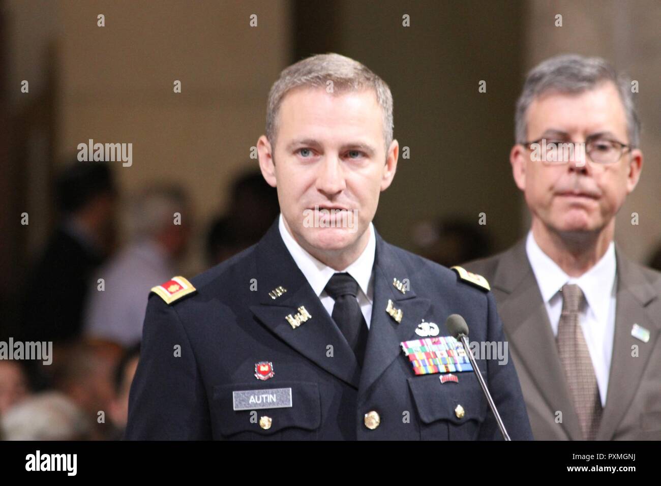 Le major Scotty Autin, commandant adjoint de la LA District, s'est adressé aux membres du conseil et du public qui ont rempli la salle du Conseil le 7 juin. Les membres de l'US Army Corps of Engineers du District de Los Angeles s'est joint à la ville de Los Angeles Councilmember Mitch O'Farrell et son personnel en reconnaissant les efforts de collaboration pour améliorer, préserver et revitaliser le Los Angeles River au cours d'une présentation du Conseil Municipal Hôtel de Ville le 7 juin. Banque D'Images