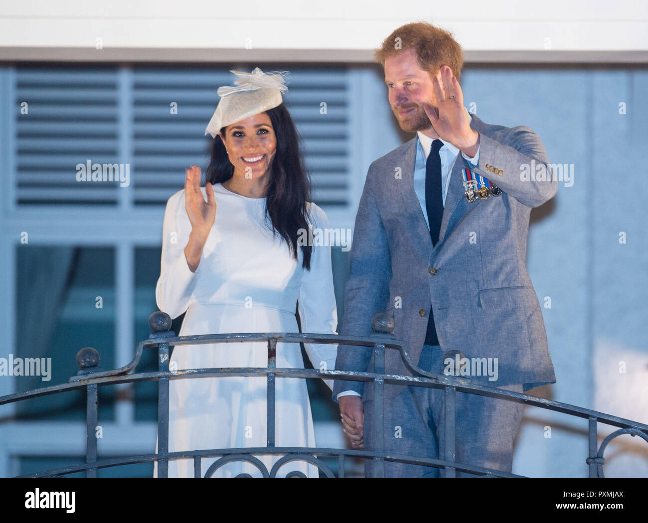 Le duc et la duchesse de Sussex vague depuis le balcon de l'hôtel Grand Pacific, à Suva, Fidji, le premier jour de la visite du couple royal à Fidji. Banque D'Images
