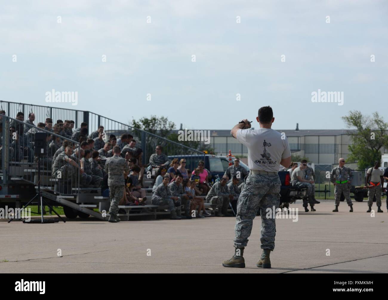 U.S. Air Force Colonel David Benson, 7e Bomb Wing Commander, donne ouverture au cours de la grève de 2017 Défi mondial à Dyess Air Force Base, Texas, le 13 juin 2017. La CGC est un concours au sein de la Force aérienne qui reconnaît le "meilleur du meilleur" dans le monde de la force de bombardement, l'entretien et les forces de sécurité d'unités. Le GSC a servi aussi de remise en forme globale d'un membre de l'événement. Banque D'Images