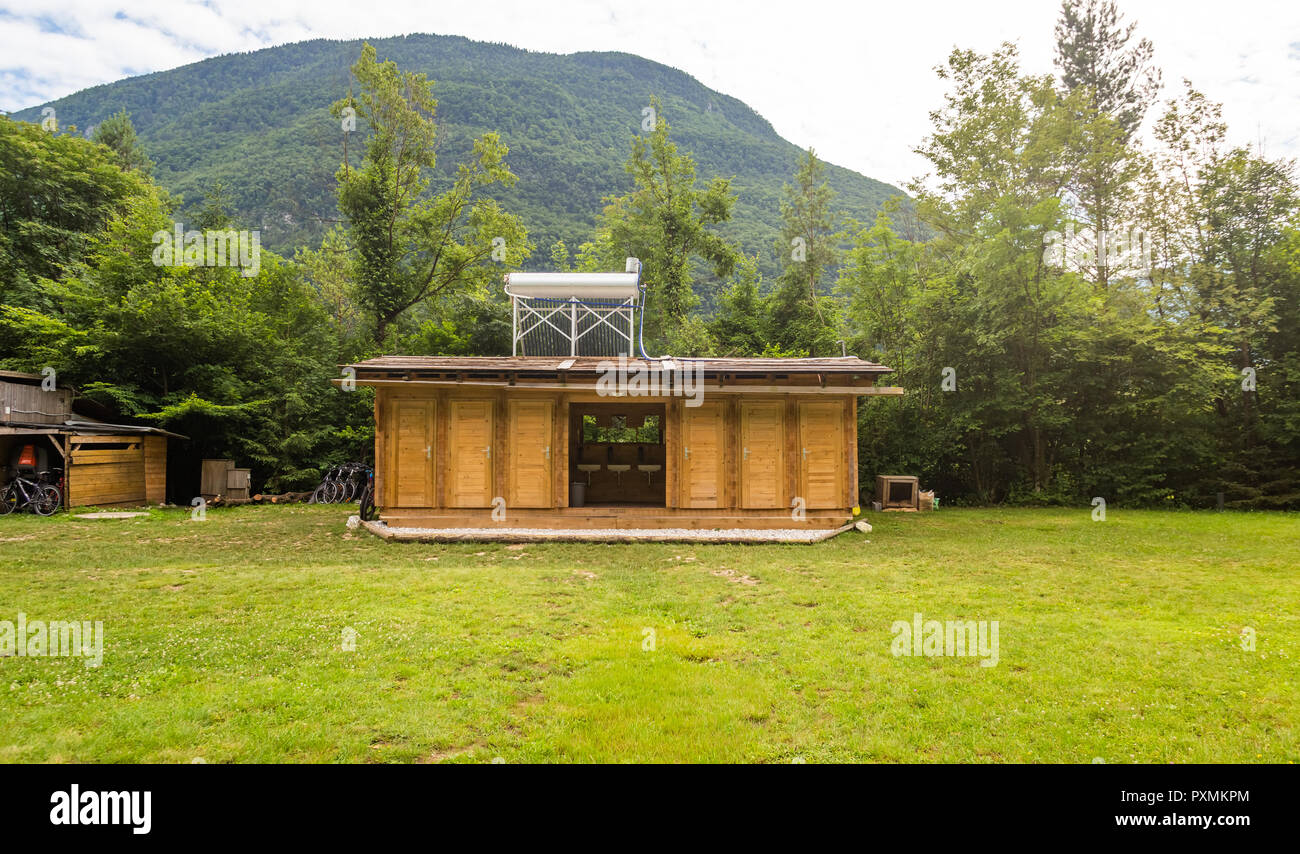 Installation de toilettes salon avec des panneaux solaires pour le chauffage de l'eau. Banque D'Images