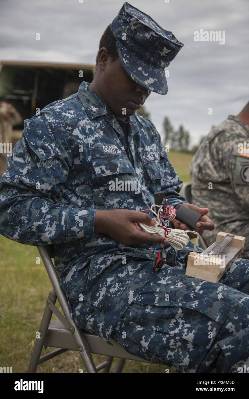 L'Hôpital de la Marine américaine 3e classe Ogoti Corpsman Duc, Dallas, l'établissement médical expéditionnaire réserve marine, se penche sur un plateau de pression improvisés au cours d'une lutte contre les Engins Explosifs Improvisés concevoir pendant la Golden Lane à la base d'exercice Coyote Custer, S.D., 18 juin 2017. Le Coyote d'or l'exercice est un trois-phase, axée sur des mises en exercice mené dans les Black Hills du Dakota du Sud et le Wyoming, qui permet de se concentrer sur les commandants de mission besoins essentiels concernant la tâche, les tâches et les exercices de combat guerrier. Banque D'Images