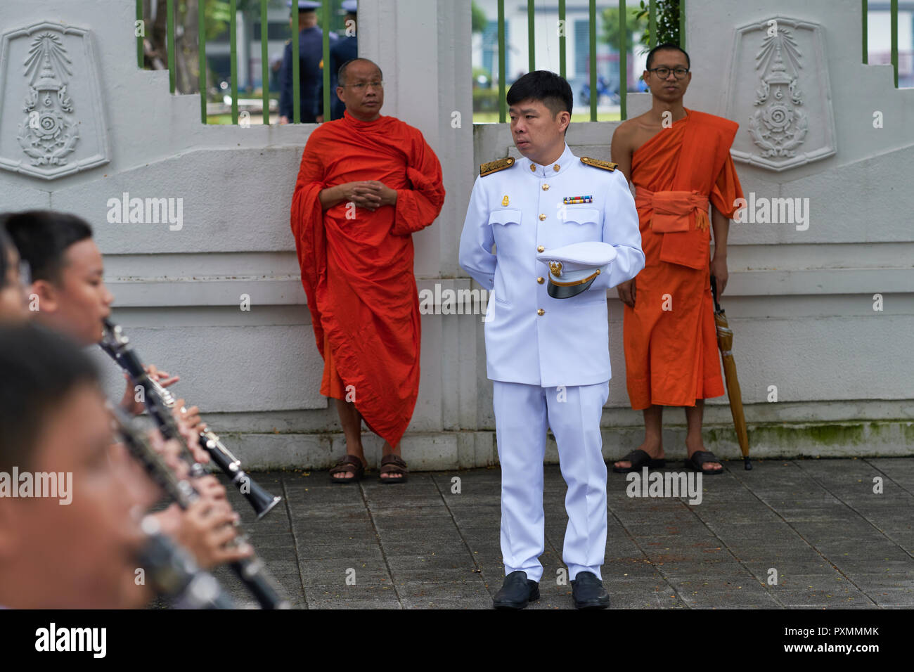 Un soldat thaïlandais et deux moines observer un élève à l'occasion du défilé du jour de Chulalongkorn, à la mémoire de l'ancien roi Chulalongkorn, Bangkok, Thaïlande Banque D'Images