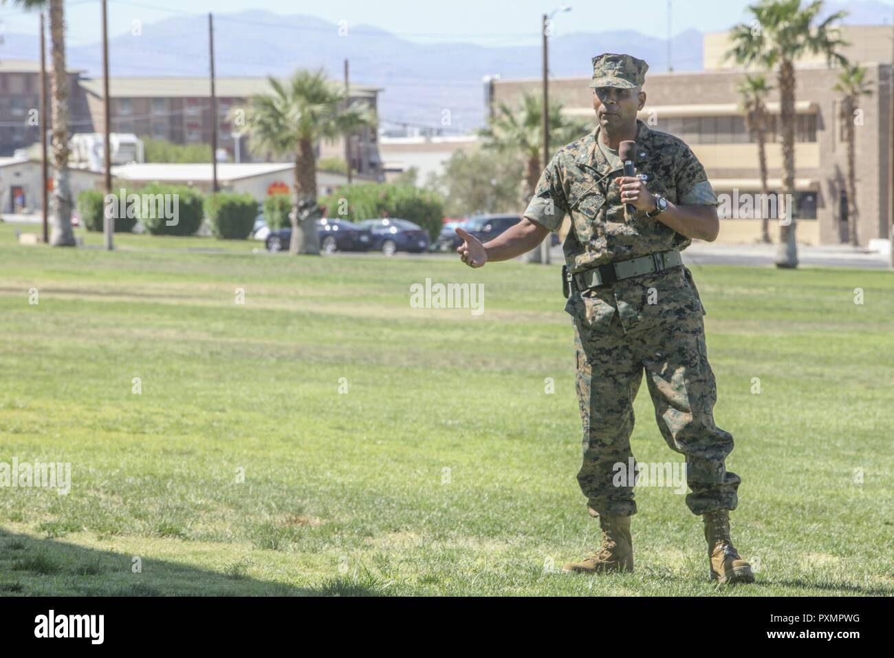 Le lieutenant-colonel Rafael A. Candelario II venant en sens inverse, commandant du 3e Bataillon de reconnaissance blindé léger, donne ses remarques au cours de la 3e LAR cérémonie de passation de commandement à lance le Cpl. Torrey L. Champ gris à bord du Marine Corps Air Ground Combat Center en Californie, le 15 juin. Au cours de la cérémonie, le Lieutenant-colonel Philip C. Laing, commandant sortant, 3e LAR, a quitté le commandement au Lieutenant-colonel Rafael A. Candelario II venant en sens inverse, commandant du 3e LAR. Banque D'Images