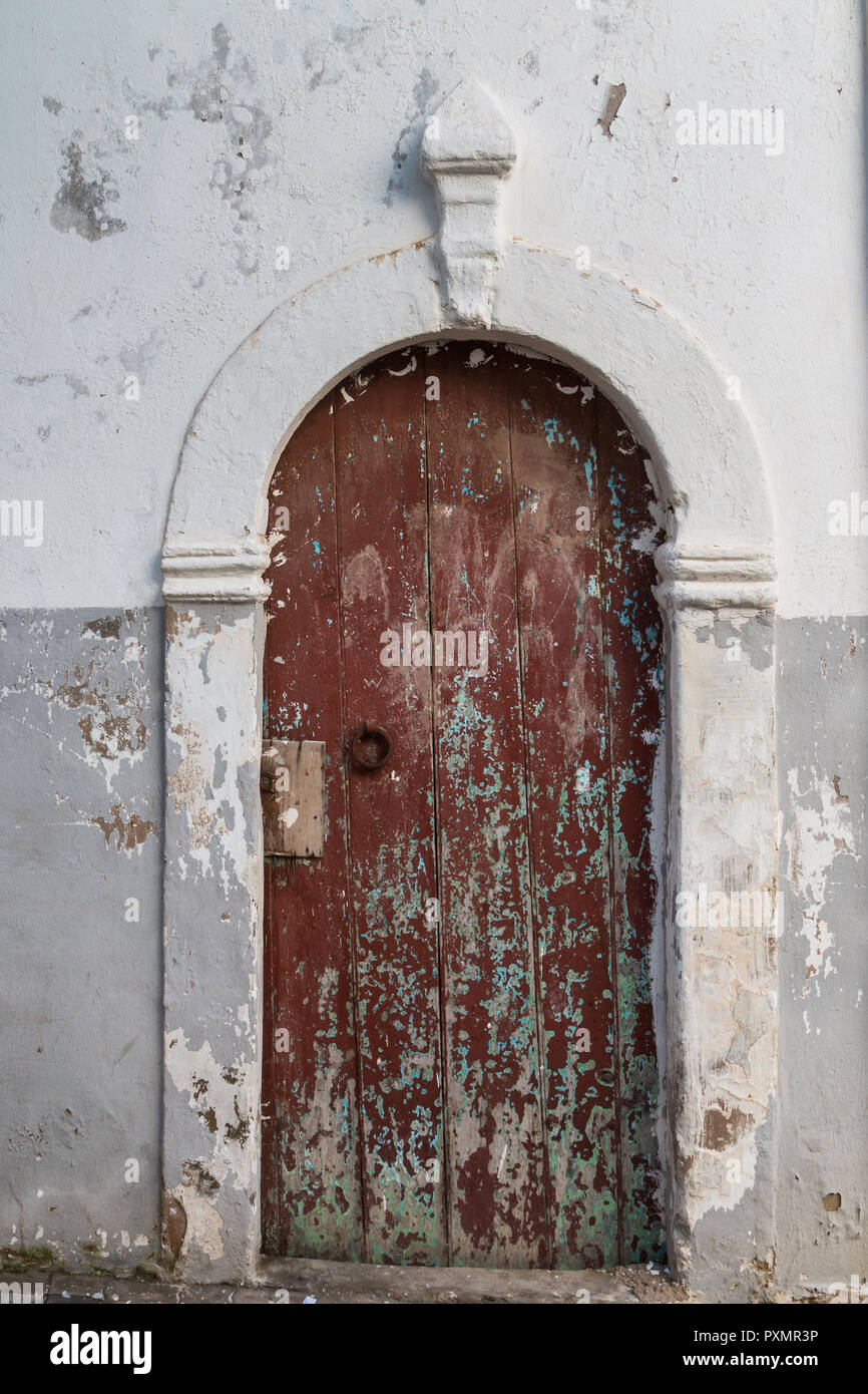 Vieille porte brune en bois avec une peinture verte d'origine visible.  Combinaison blanche et grise du mur de la chambre. Rabat - Vente, Maroc  Photo Stock - Alamy