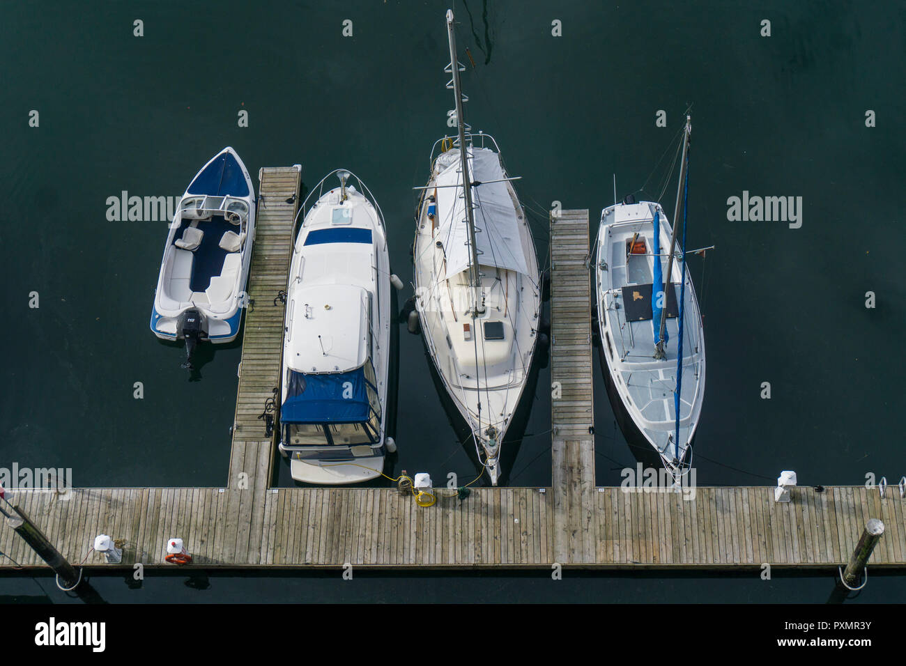 Vue aérienne de bateaux dans un port de plaisance Banque D'Images