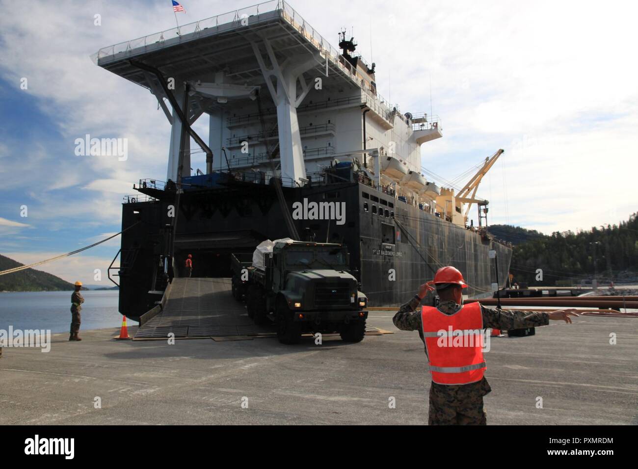 Norvège - le matériel est déchargé de l'USNS 1LT Baldomero Lopez, un navire de ravitaillement militaire de prépositionnement de commande, au port d'Hammersodden, la Norvège, le 6 juin. Lopez était d'appuyer le programme de prépositionnement du Corps des marines - Norvège, connu sous le nom de MCPP-N, avec la livraison de fournitures et matériel. MCPP-N permet le déploiement rapide d'une grande, crédible et équilibrée des forces à l'appui de ses alliés de l'OTAN et partenaires. Banque D'Images