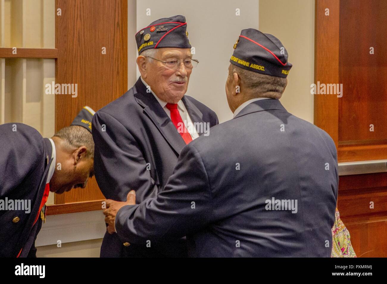 Montford Original Point Marine M. Stanley Tapscott interagit avec un Montford Point Marine Parade lors d'une soirée Réception dans le Colonel Truman W. Crawford Hall chez Marine Barracks Washington, Washington, D.C., le 16 juin 2017. Soirée défilés ont lieu comme un moyen d'honorer les hauts fonctionnaires, les éminents citoyens et partisans du Marine Corps. Banque D'Images