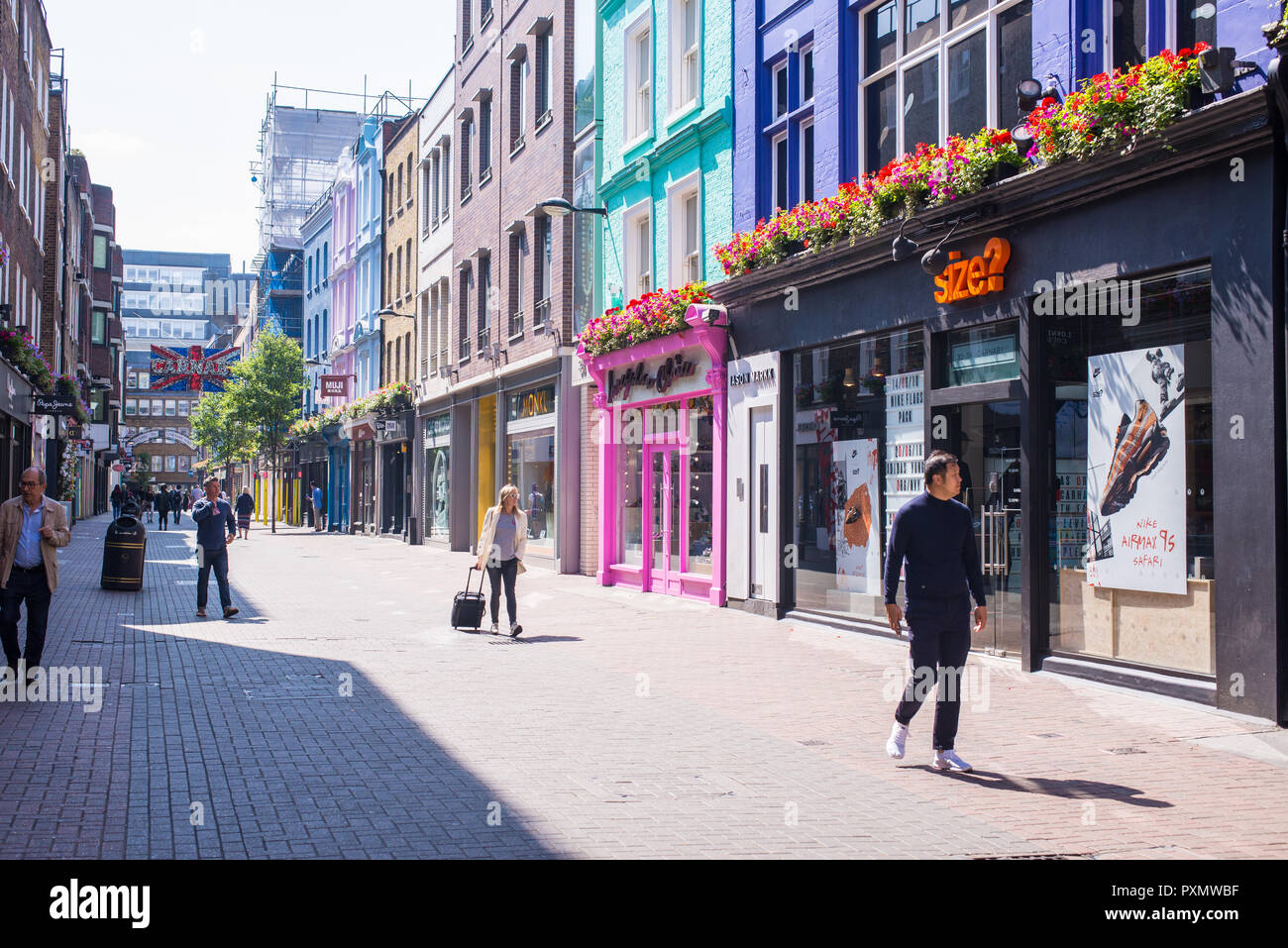 Londres, Angleterre, Royaume-Uni - Juin 2018 : les touristes et les gens de marcher et le shopping à Carnaby Street, London, UK Banque D'Images