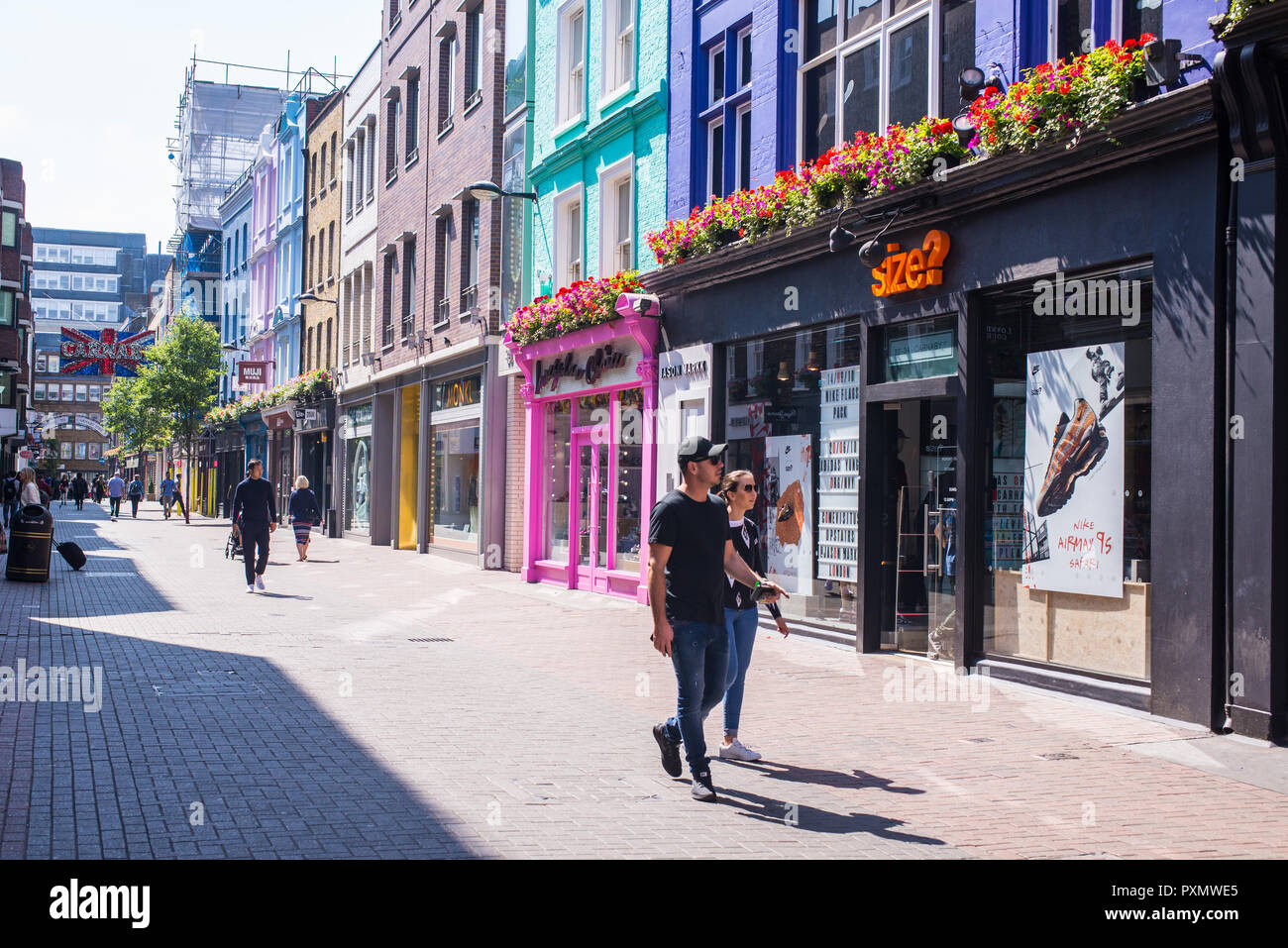 Londres, Angleterre, Royaume-Uni - Juin 2018 : les touristes et les gens de marcher et le shopping à Carnaby Street, London, UK Banque D'Images