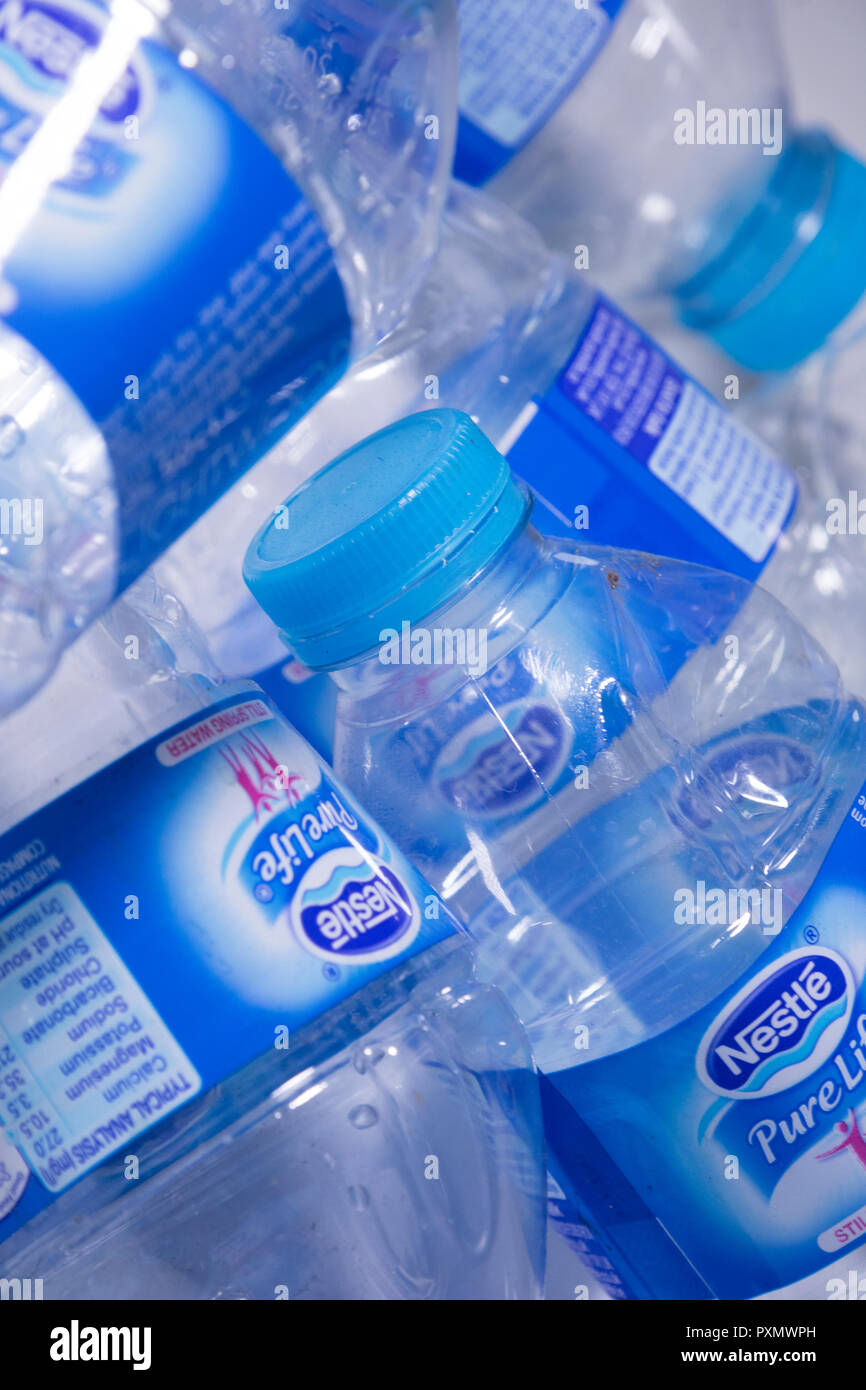 Les bouteilles d'eau en plastique vide, England, UK Banque D'Images