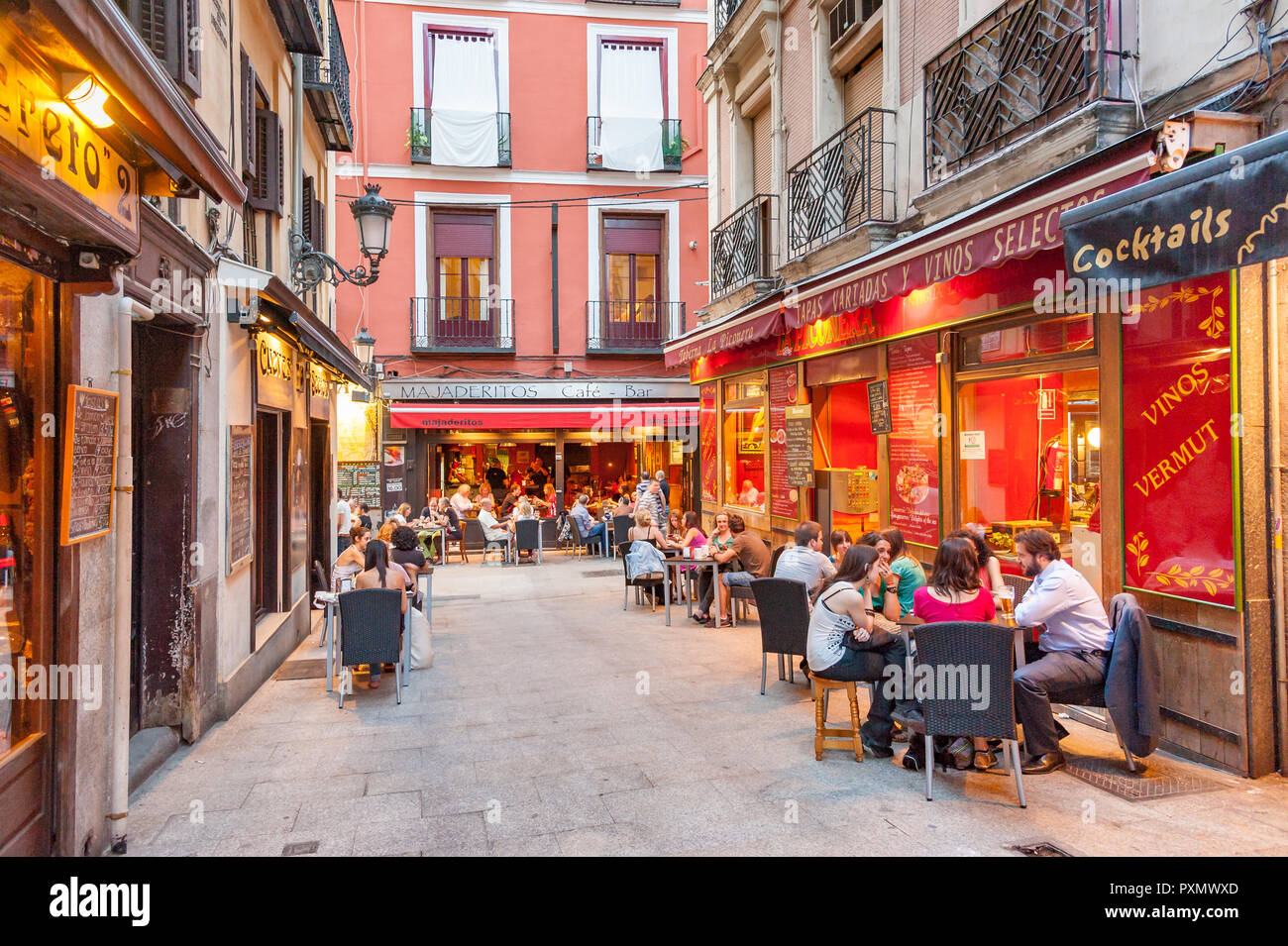 Bars et restaurants dans la Calle Barcelona, Madrid, Espagne Banque D'Images