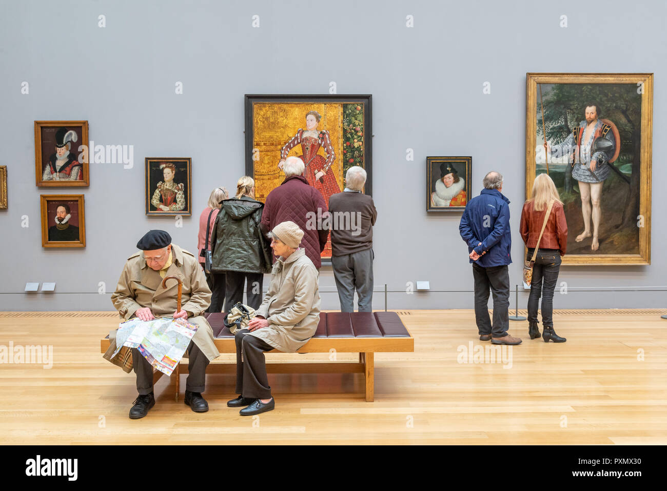 Les visiteurs à la 16e siècle à l'art à la Tate Britain, Londres, UK Banque D'Images