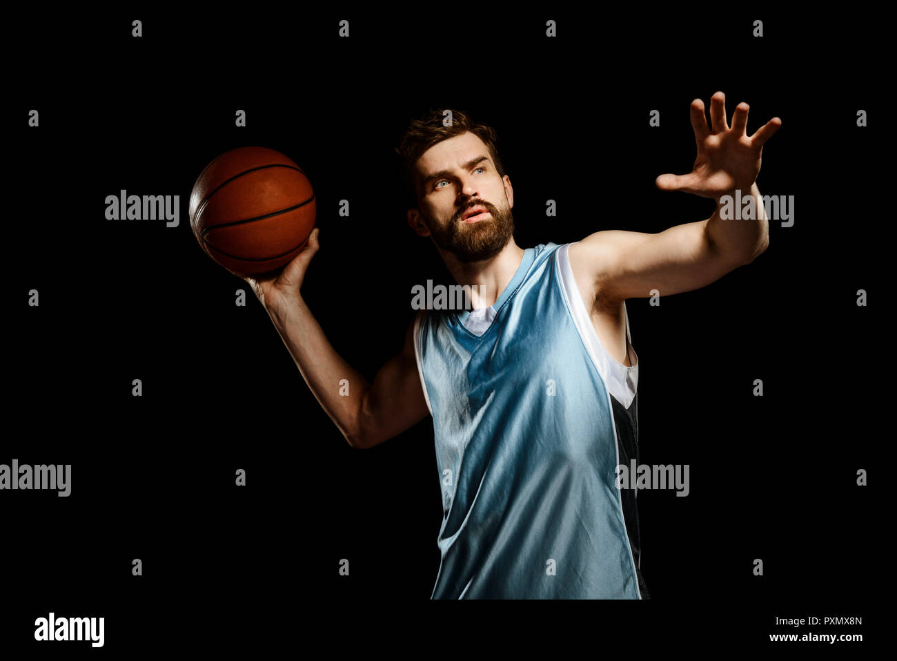 Sportsman jette une basket-ball Banque D'Images