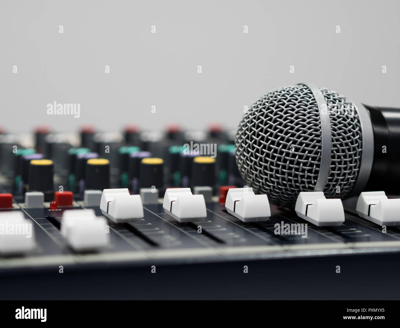 Microphone de table de mixage de studio conseil close up Banque D'Images