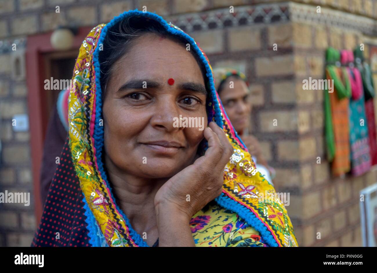 Portrait d'une femme portant le costume traditionnel indien qui pose pour photo à Kutch/Gujarat/Inde Banque D'Images