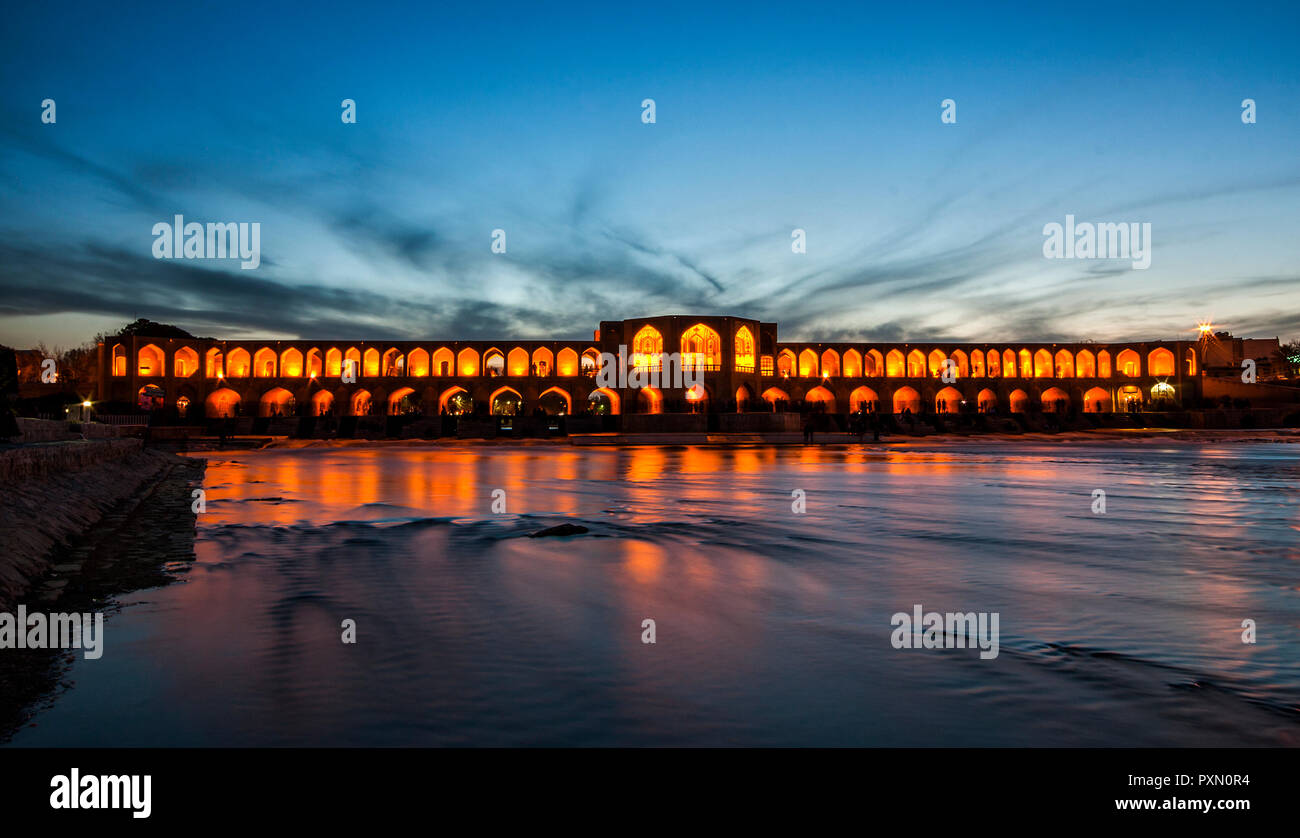 Le pont Khaju est l'un des ponts historiques sur l'Zayanderud, le plus grand fleuve du plateau iranien, à Isfahan, Iran. Banque D'Images