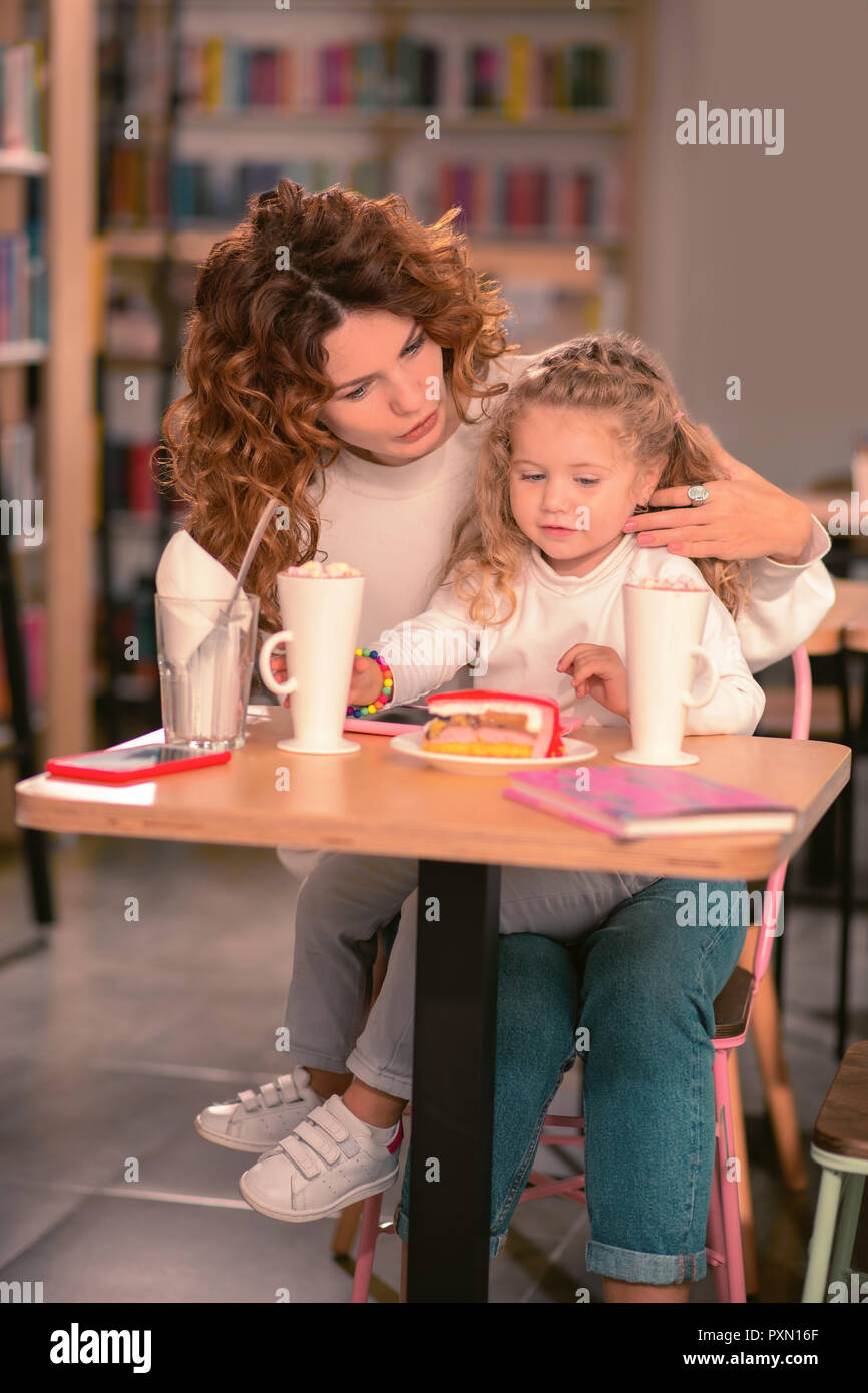 Mère seule avec son enfant le week-end de dépenses Banque D'Images