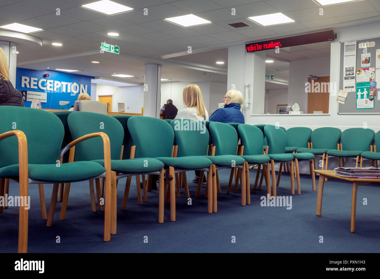 La réception ou salle d'attente des médecins avec les patients UK Banque D'Images