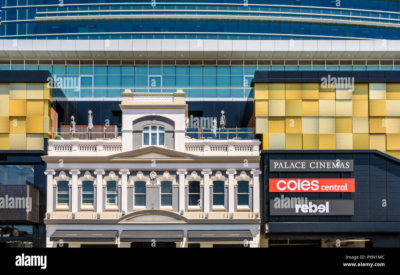 L'intégration de l'ancien et le nouveau à la Raine Square de réaménagement, y compris les cinémas Palace bar sur le toit, Perth, Australie occidentale Banque D'Images