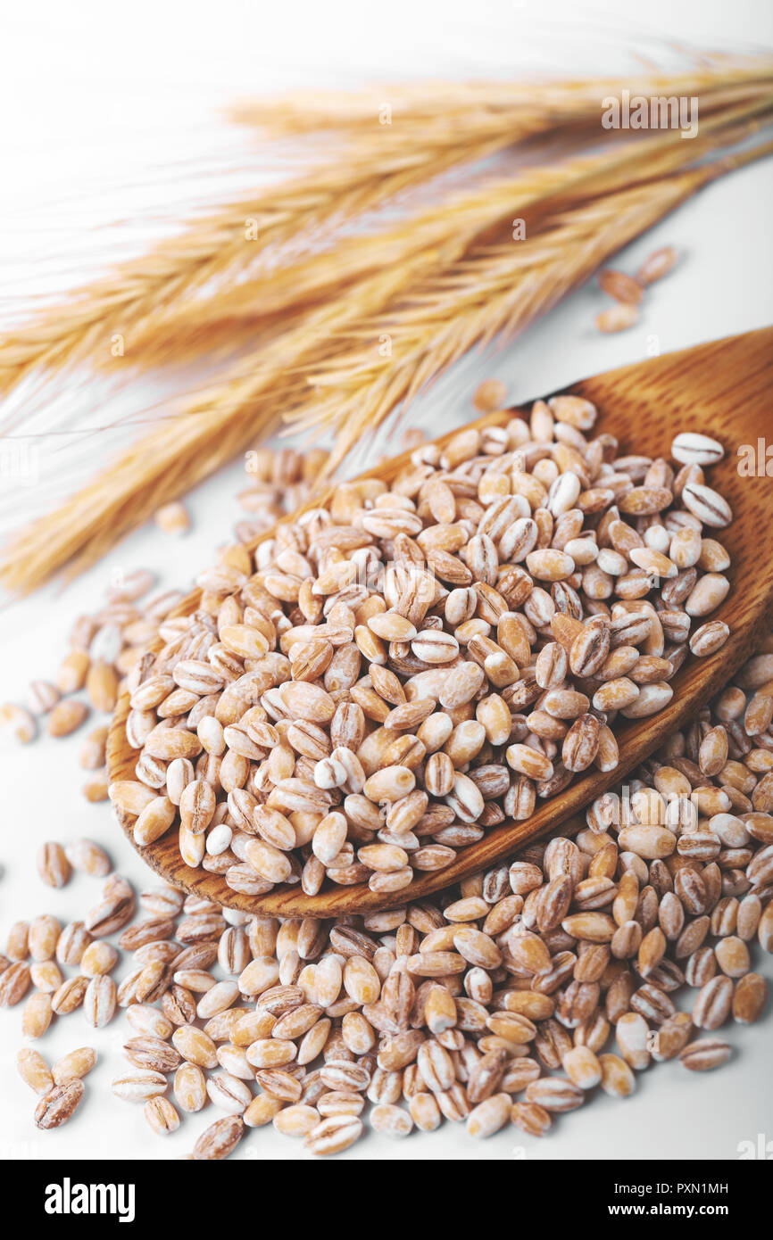 Dans l'orge perlé cuillère en bois Banque D'Images