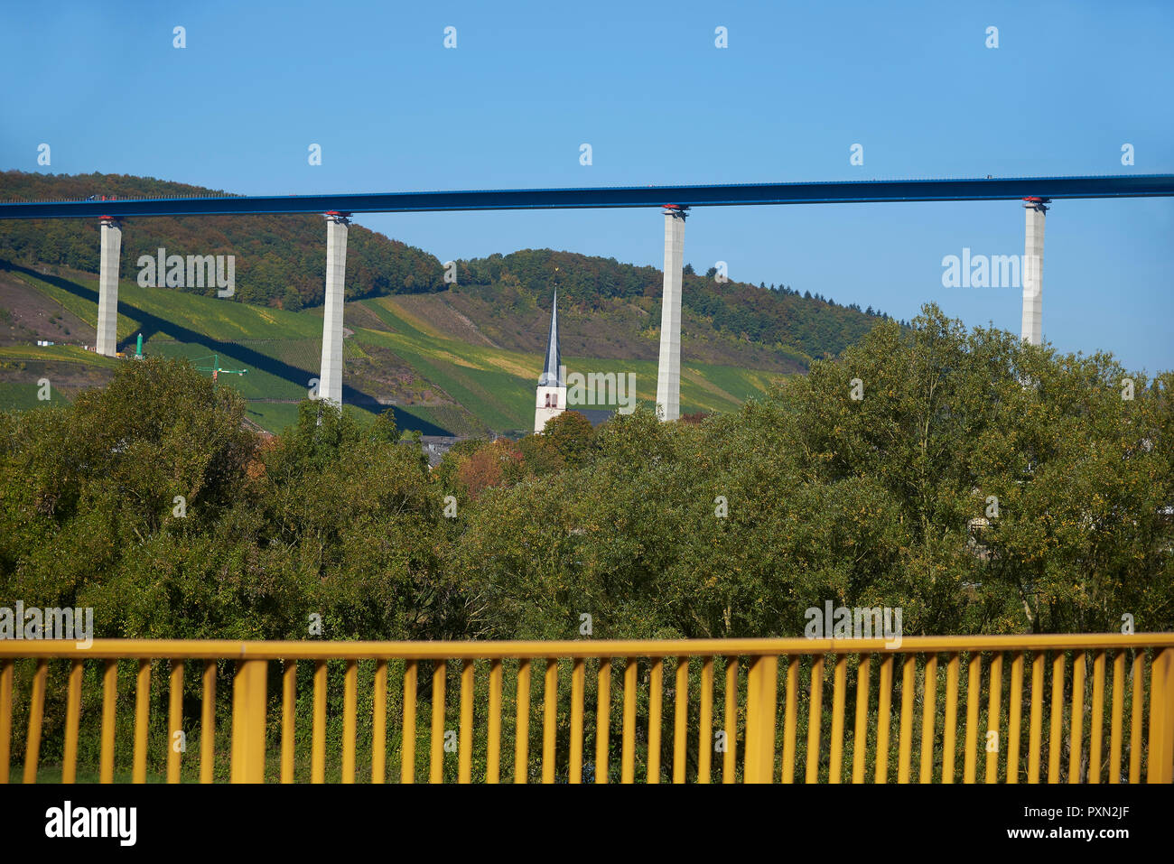 Pont de hochmoselbrucke sur la haute moselle Banque de photographies et