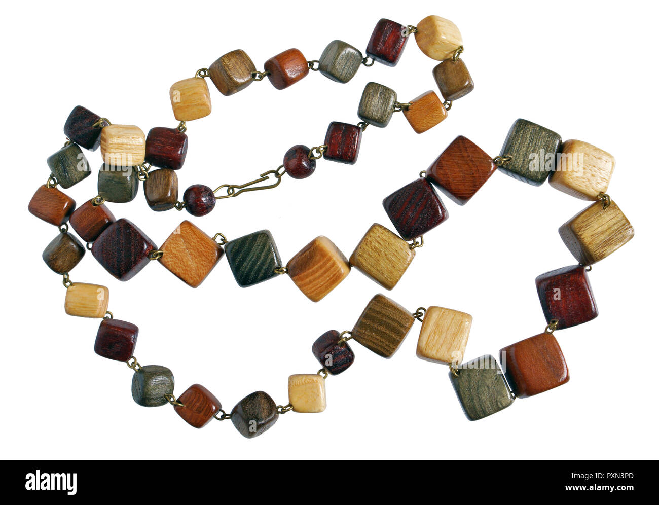 Des perles de sexe féminin sont en chêne en bois cubes et écrou simple. Isolé sur un plan macro blanc Banque D'Images