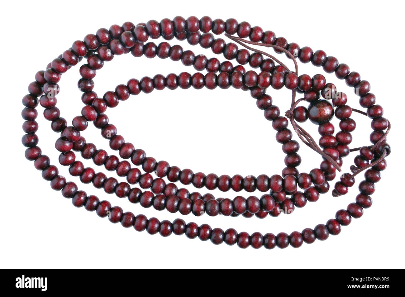 Les femmes sont des perles de bois foncé simples billes rouges. Isolé sur un plan macro blanc Banque D'Images