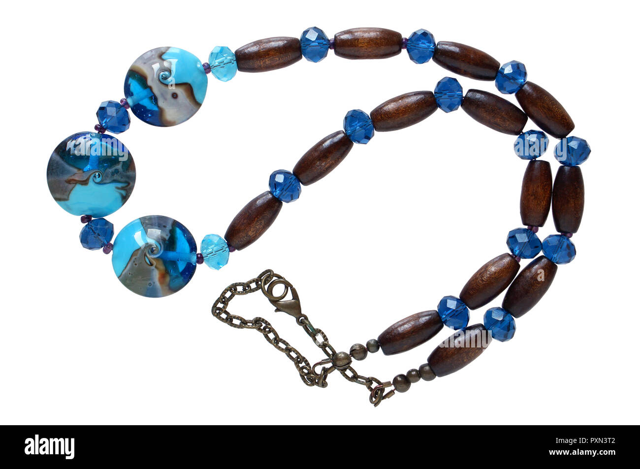 Des femmes sont faits de perles cubes simples et boules de verre et le noyer. Isolé sur un plan macro blanc Banque D'Images