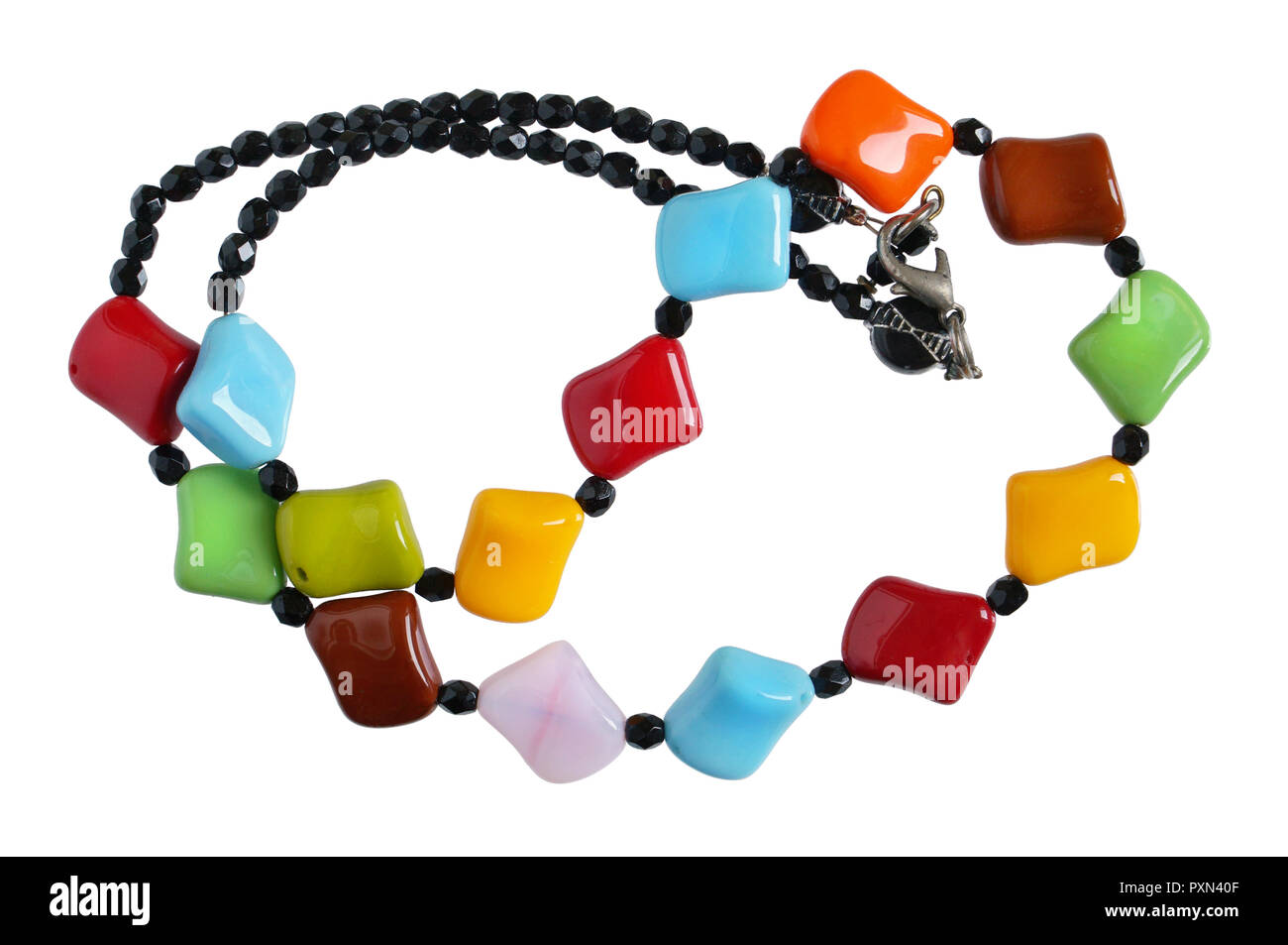 Des femmes sont faits de perles de couleur multi-pierres polies et verre lisse . Isolé sur un plan macro blanc Banque D'Images