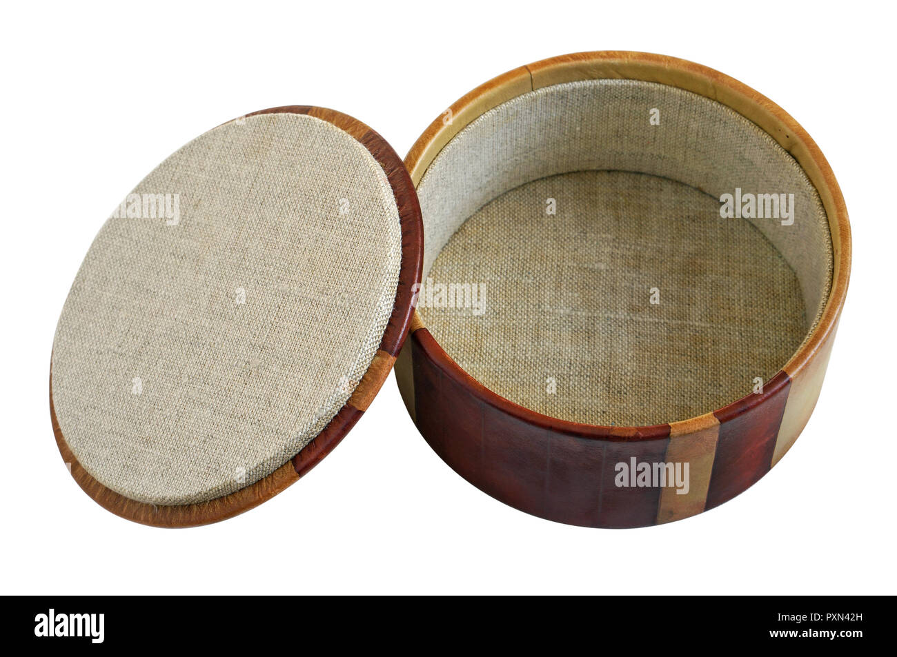 Boîte ronde à la main pour des bijoux à partir d'un intérieur en cuir jaune et toile couvrant. Iisolated avec patch macro . Banque D'Images
