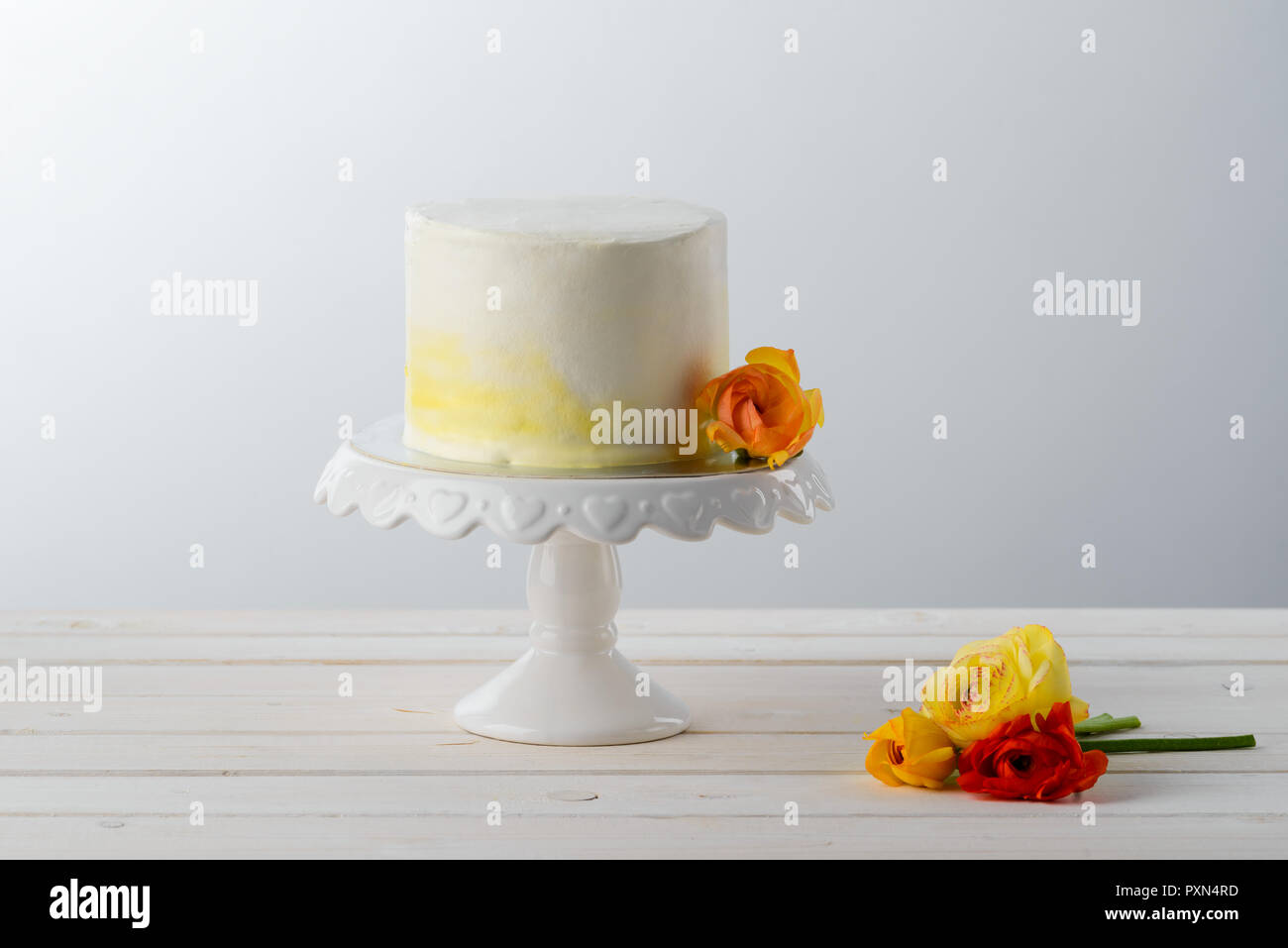 Gâteau décoré avec des fleurs fraîches Banque D'Images