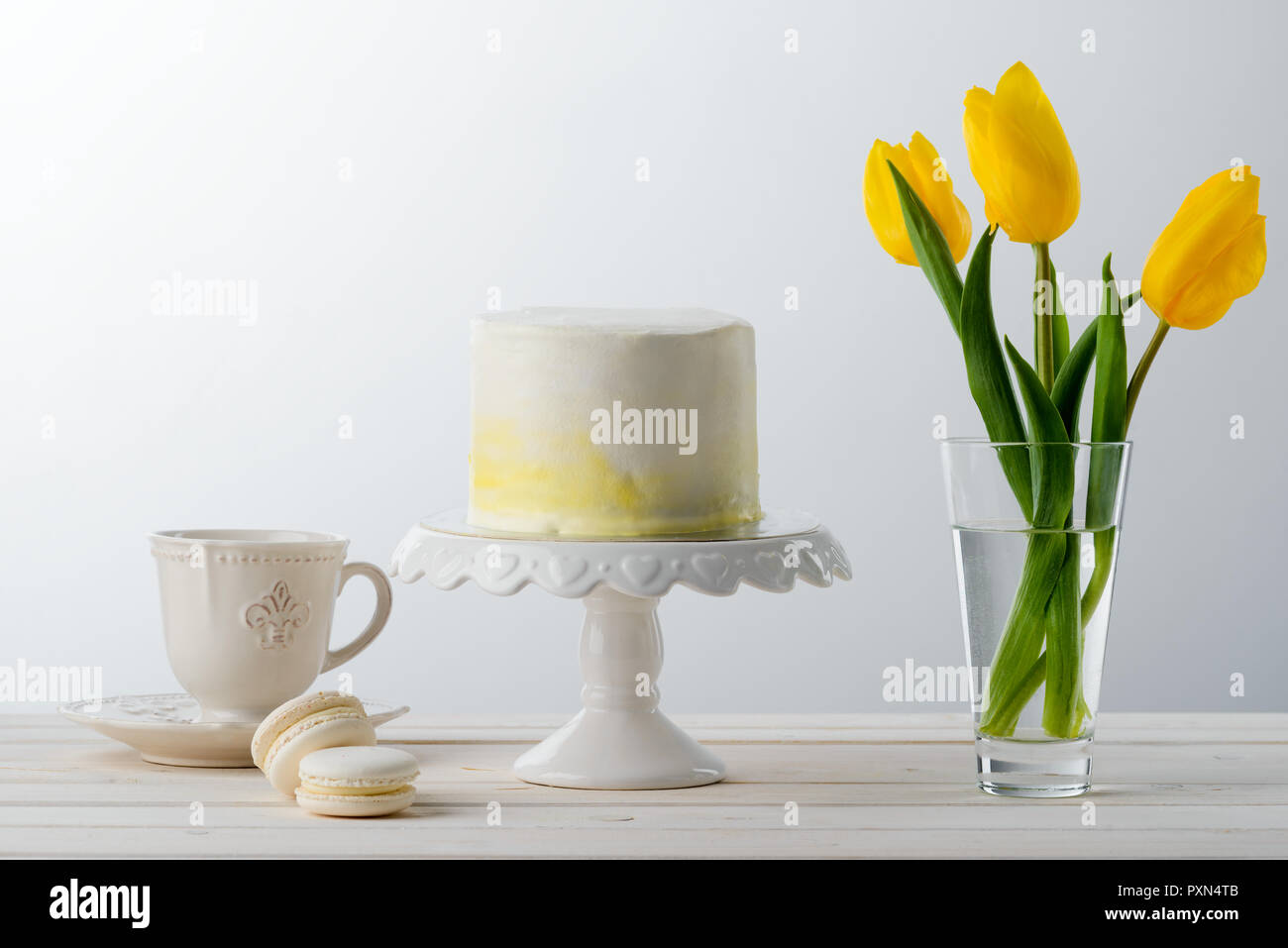 Gâteau, tasse de thé et des tulipes Banque D'Images