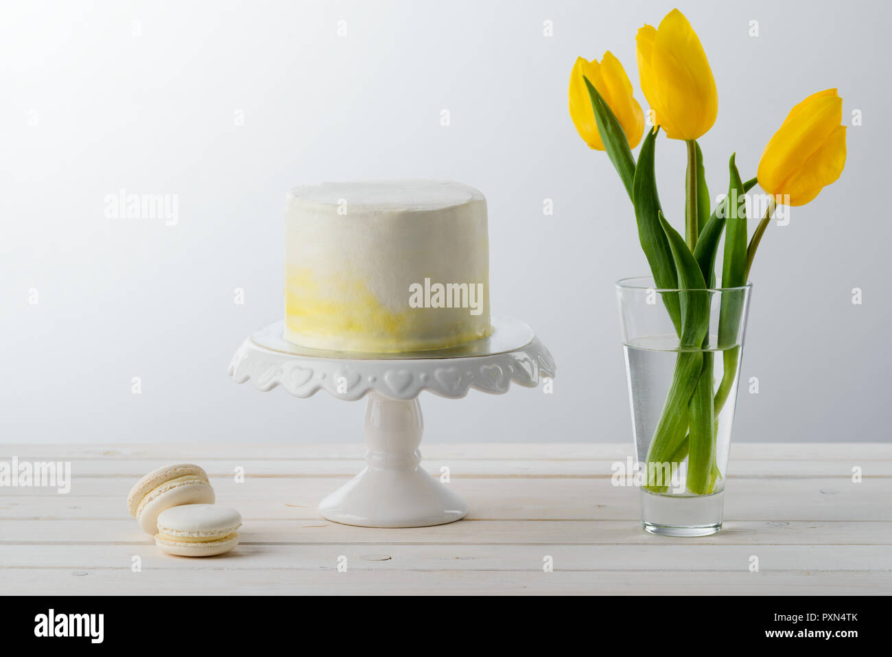Gâteau minimaliste et tulipes Banque D'Images