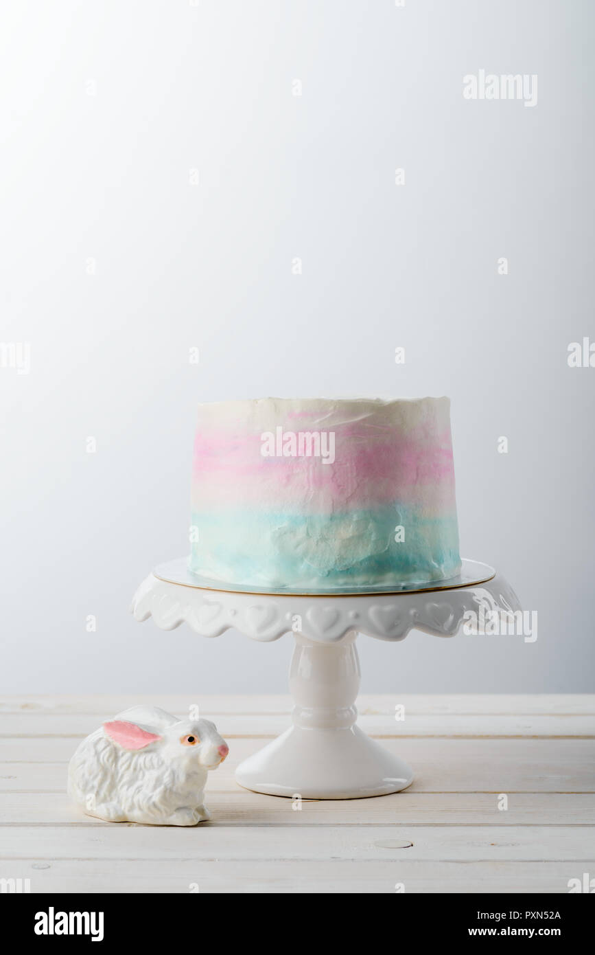 Bunny et trois gâteaux de couleur Banque D'Images