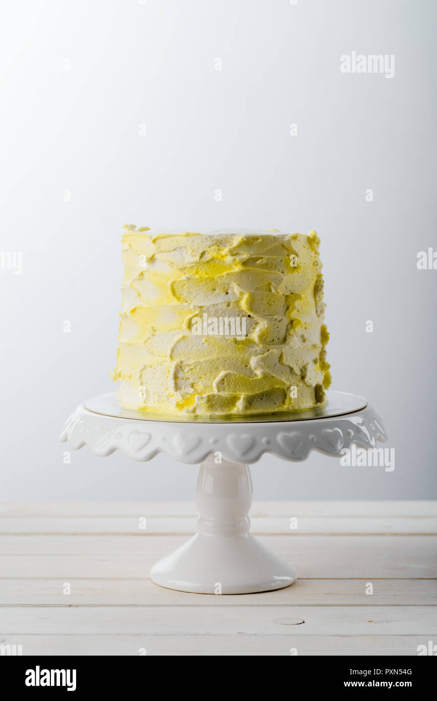 Le gâteau sur une plaque cake stand Banque D'Images